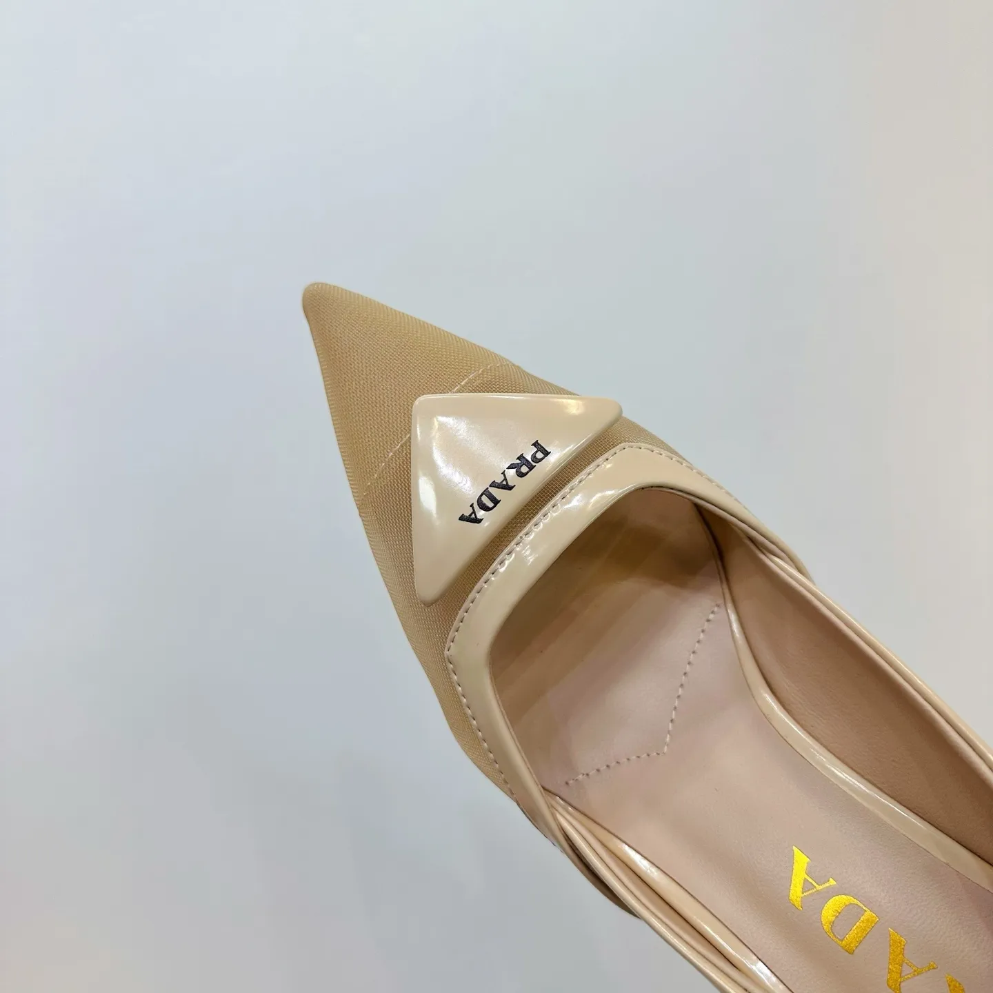 👟👟Ex-factory price 560👟👟 2025 SSS launches Prada’s latest long boots, sandals, thin heels, empty backs, thick heels series ————————🆚🆚🆚 💥PRADA's early spring T-stage catwalk show is the same style as "Dreams Never Sleep". Prada can use it on important occasions. The fresh style has a bit of nobility and is perfect on the feet. 💃💃 Wear this shoe with it. It is elegant and crystal clear, regardless of various accessories. The materials are all exclusively customized one-to-one and must be zero-distance from the original. The entire series is full of exciting and unexpected combinations of elements. The expression of different materials and textures of fabrics has a strong artistic flavor, allowing you to appreciate the ever-changing style of Prada girls. 1⃣ Upper: Made of open-edge bead➕mesh 2⃣ Lining: imported sheepskin 3⃣ Outsole: Italian original genuine leather outsole Heel height 7.5 4⃣🔺Original labeling feet, stock code number 35M-39M (40 41 42 customized, non-returnable and non-exchangeable).